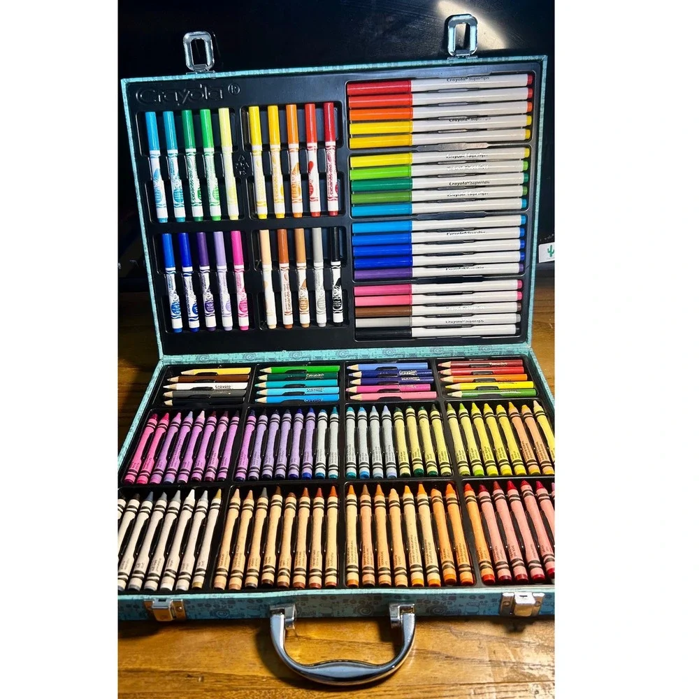 Crayola Minions 2015  markers color pencils 140pc Set art set retired color case